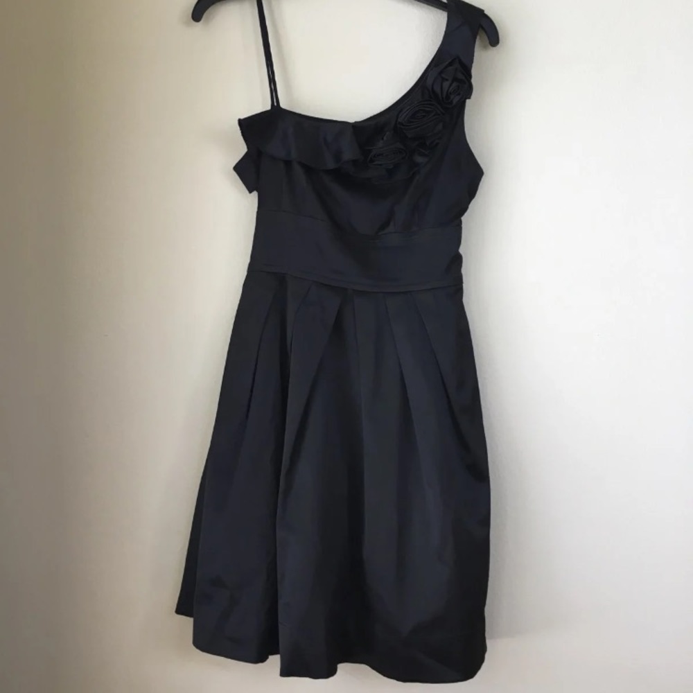 Black dress, size 9 in juniors. Great condition.